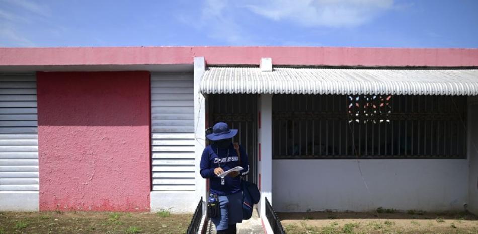 El trabajador postal José Montoya hace sus rondas en Carolina, Puerto Rico, el jueves 1 de octubre de 2020.

Foto: AP/ Carlos Giusti