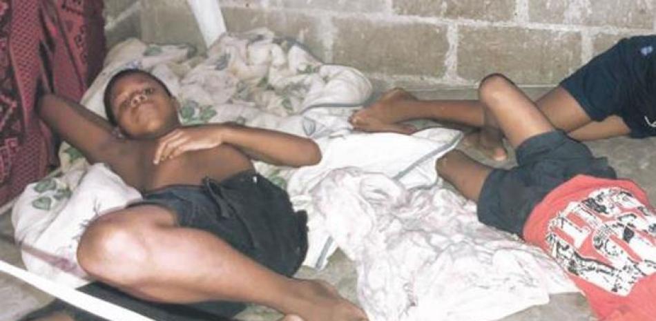 Los hijos de Aura Esmirna, quien se sostiene con la venta de medias y ropa interior, duermen juntos en una cama desvencijada.  NAIROBI NÚÑEZ/LD.