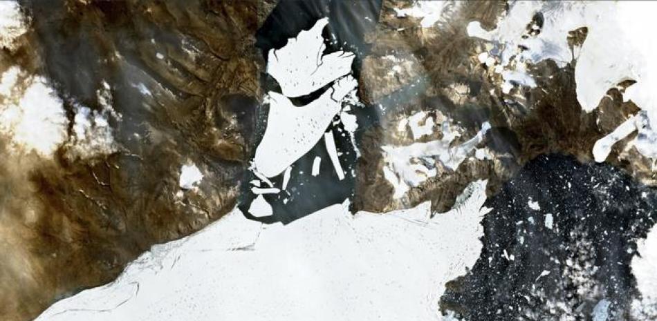 En esta foto de archivo tomada el 14 de septiembre de 2020.Este folleto imagen satelital capturada el 27 de agosto de 2020 por la misión Copernicus Sentinel-2 y publicada por la Agencia Espacial Europea (ESA) muestra la ruptura del hielo del glaciar Nioghalvfjerdsfjorden en el noreste de Groenlandia. Folleto / AGENCIA ESPACIAL EUROPEA / AFP