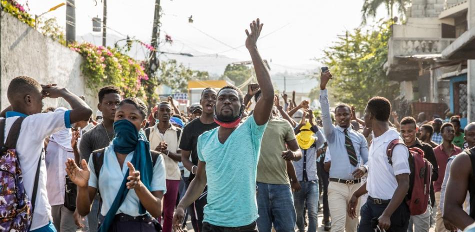 Estudiantes marchan por la capital de Haití, Puerto Príncipe, el 25 de enero de 2021, mientras reaccionan al secuestro de un estudiante de primaria. El presidente Jovenel Moise hizo un llamado a la población haitiana para que se movilice ante un recrudecimiento de los secuestros para pedir rescate, ya que varios grupos de estudiantes marcharon espontáneamente por la capital después de los secuestros en la mañana. Valerie Baeriswyl / AFP