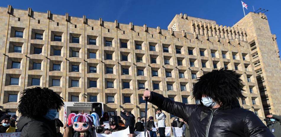Los animadores, que no pueden trabajar debido a las restricciones impuestas por el gobierno para combatir la propagación de la enfermedad del coronavirus, protestan frente a la Cancillería de Georgia en Tbilisi el 26 de enero de 2021.
Vano Shlamov / AFP