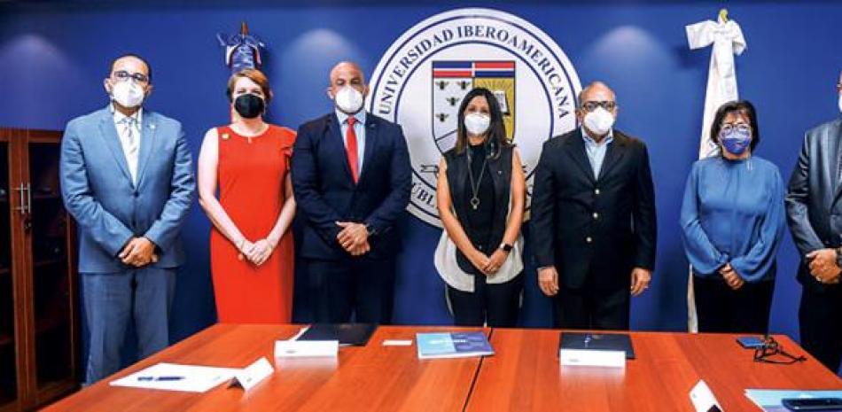 Autoridades de ambas instituciones, posterior a la firma del acuerdo público-privado, llevado a cabo en las instalaciones del Instituto de Medicina Tropical y Salud Global.