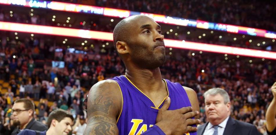 En esta foto del 30 de diciembre de 2015, Kobe Bryant tras una victoria de sus Lakers de Los Ángeles en un partido de la NBA en Boston.