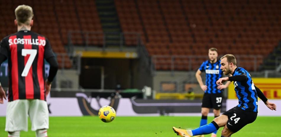 El centrocampista Christian Eriksen anotó un tiro libre durante los cuartos de final de la Copa de Italia contra el AC Milán en el estadio Meazza de Milán. Foto: Miguel Medina/AFP.