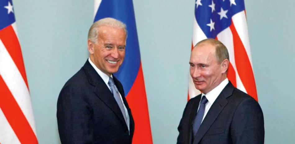 En foto del 10 de marzo de 2011, el entonces vicepresidente Joe Biden y Vladimir Putin, en Moscú.