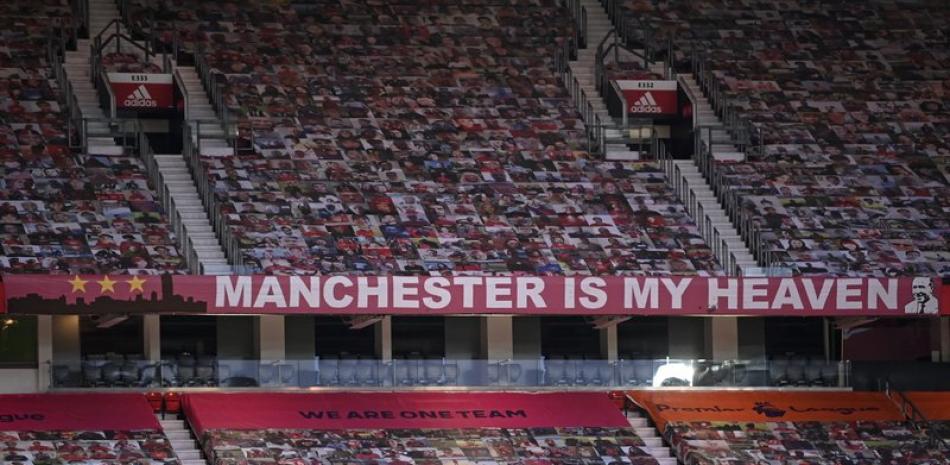 Las gradas vacías con imágenes de aficionados previo al partido entre Manchester United y Liverpool por la Copa FA en el estadio Old Trafford en Manchester, el domingo 24 de enero de 2021.