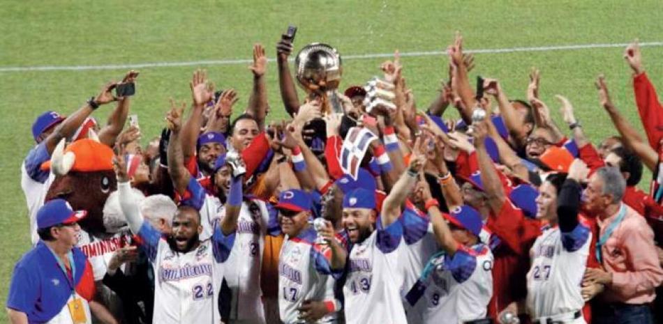 Jugadores de los Toros del Este, de República Dominicana, celebran luego de la ceremonia de premiación de la pasada Serie del Caribe.