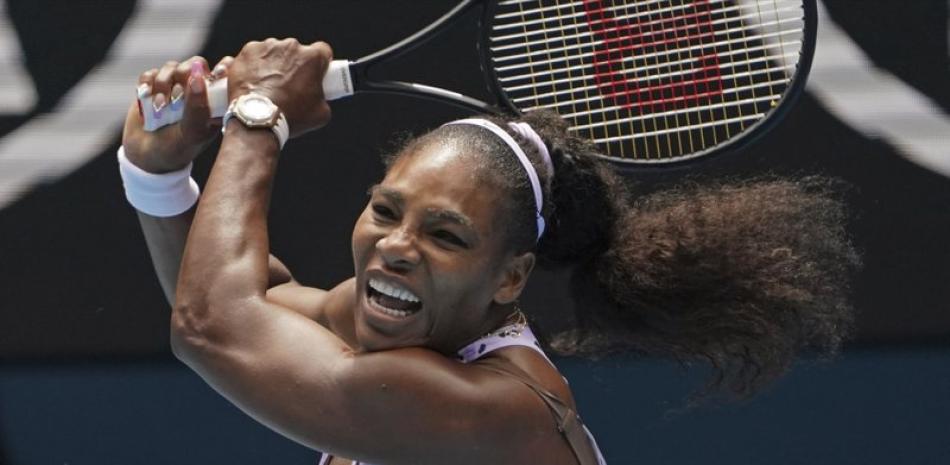 Serena Williams devuelve ante Wang Qiang durante la tercera ronda del Abierto de Australia de tenis el año pasado.