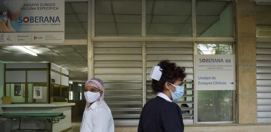 Trabajadores de salud son atendidos en un policlínico donde se realiza la fase II b del ensayo clínico de la vacuna candidata Soberana 02 contra Covid-19, en La Habana, el 19 de enero de 2021. YAMIL LAGE / AFP