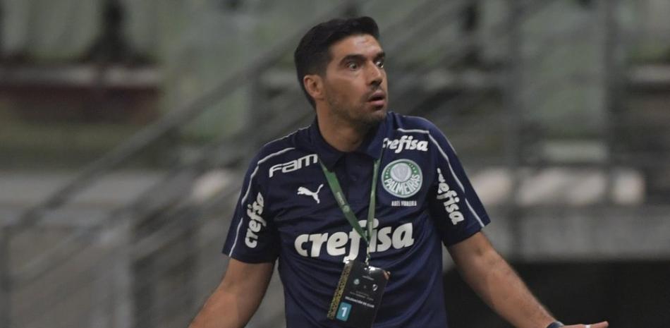 El técnico de Palmeiras Abel Ferreira reacciona durante un partido de semifinales de la Copa Libertadores contra el River Plate, en Sao Paulo.