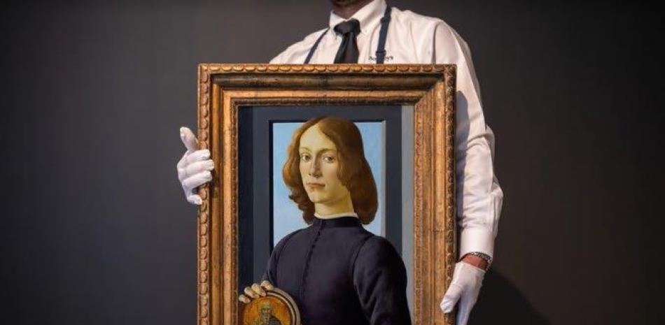 El lienzo, titulado "Joven sosteniendo un medallón", es considerado uno de los mejores retratos de Botticelli y era la joya de la subasta de grandes maestros. Foto: Sotheby's