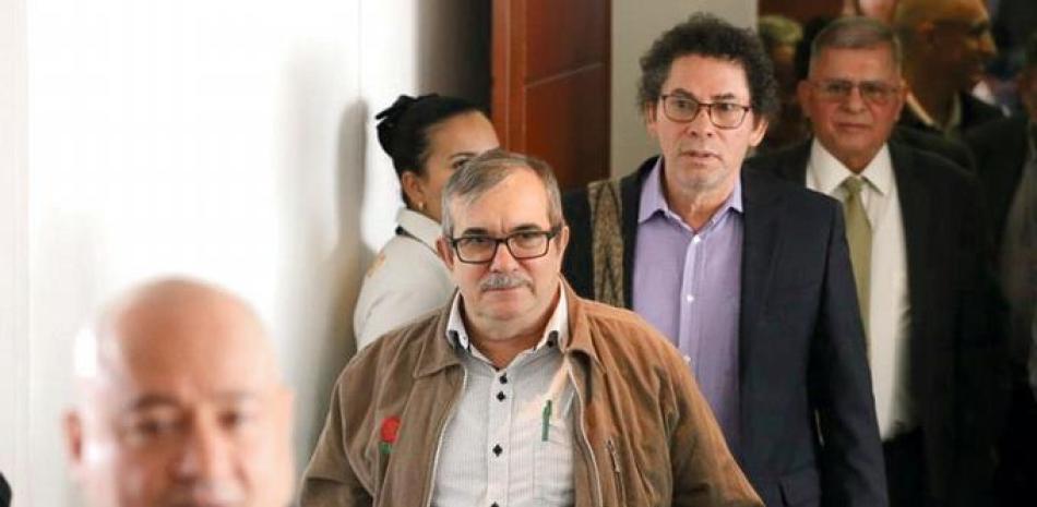 Rodrigo Londoño y Pastor Alape salen de un tribunal. AP