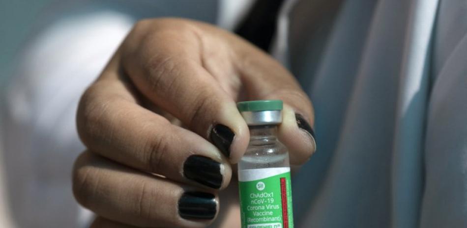 Una empleada de salud muestra un vial de la vacuna Oxford-AstraZeneca contra el COVID-19 en la Clinica da Familia Estacio de Sa, en Río de Janeiro, Brasil, el miércoles 27 de enero de 2021. (AP Foto/Silvia Izquierdo)