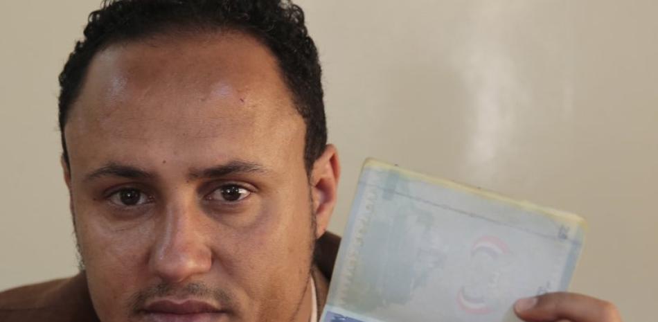 Mohammed Al Zabidi muestra su visado estadounidense cancelado, en su casa en Saná, Yemen, el 28 de enero de 2021. (AP Foto/Hani Mohammed)