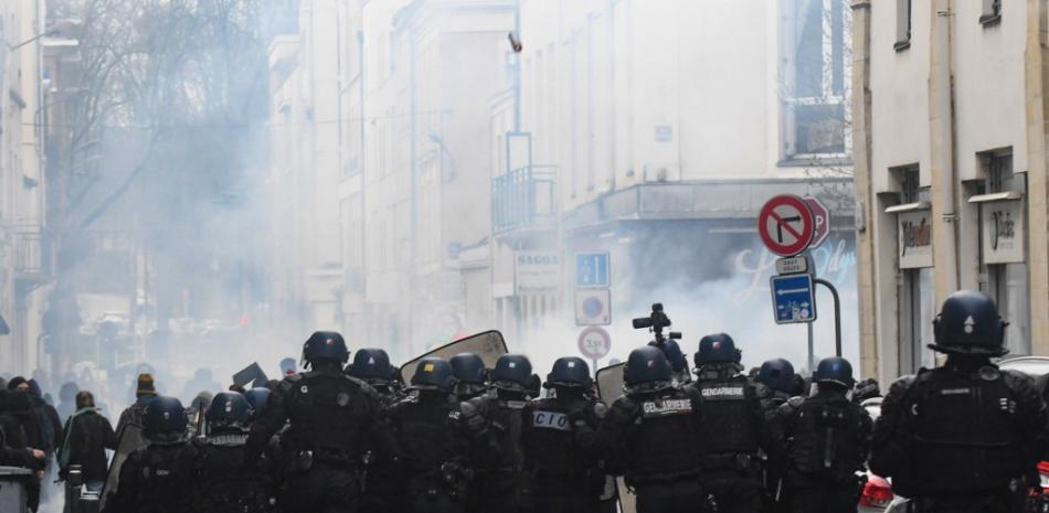 Los gendarmes franceses disparan un bote de gas lacrimógeno para dispersar a los manifestantes durante una protesta contra el proyecto de ley de bioética y el movimiento

Jean-Francois MONIER / AFP
