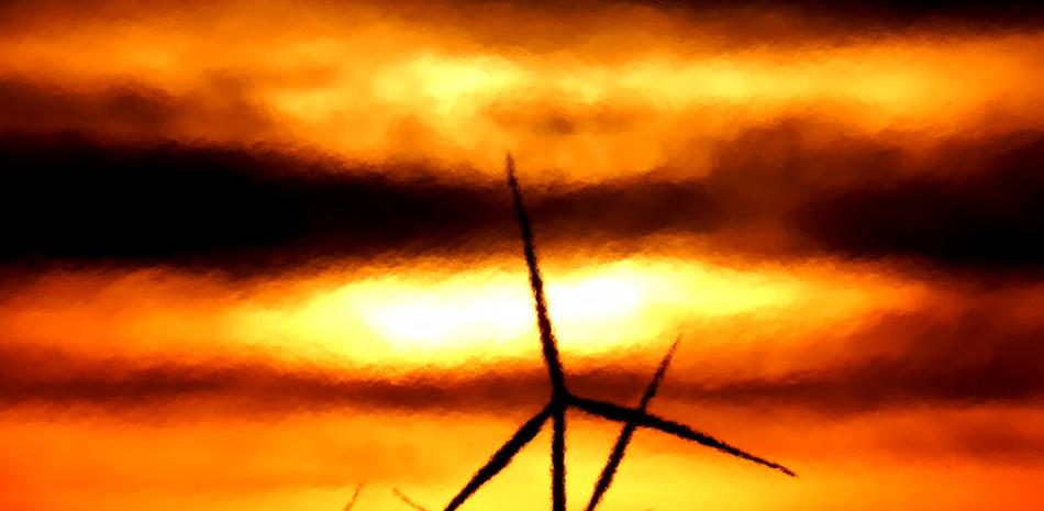 Turbinas de viento forman siluetas con el trasfondo del amanecer cerca de Spearville, Kansas, el 13 de enero del 2021.

Foto: AP/ Charlie Riedel