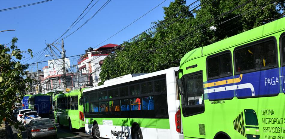 La convergencia de los autobuses de Omsa y los del corredor de la Núñez ha generado dificultad entre los vecinos de Los Ríos. RAÚL ASENCIO