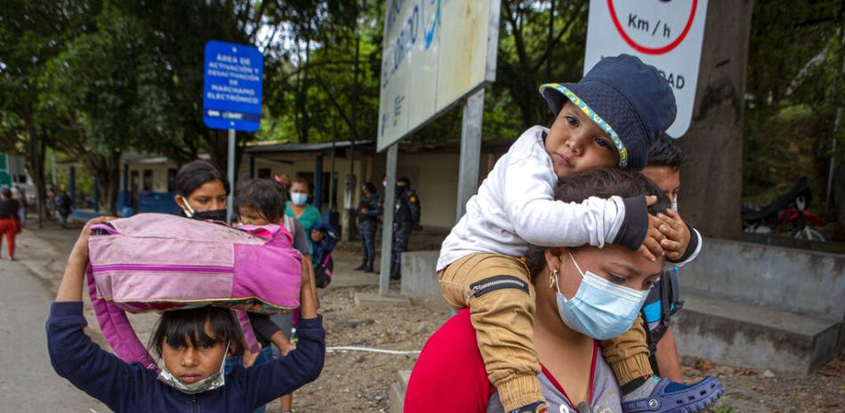Migrantes hondureños caminan hacia el cruce fronterizo entre Guatemala y Honduras, en El Florido, Guatemala, el martes 19 de enero de 2021.

Foto: AP/ Oliver de Ros