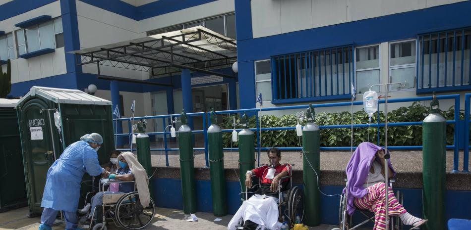 Personas infectadas con COVID-19 esperan una cama disponible afuera de un hospital público en Lima, Perú, el jueves 30 de abril de 2020.

Foto: AP/ Rodrigo Abd