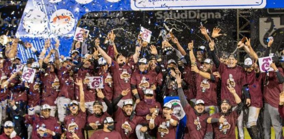 Integrantes de los Tomateros de Culiacán celebran luego de lograr el título de campeón en la Liga Mexicana de Béisbol del Pacífico al superar en el séptimo partido a Hermosillo.