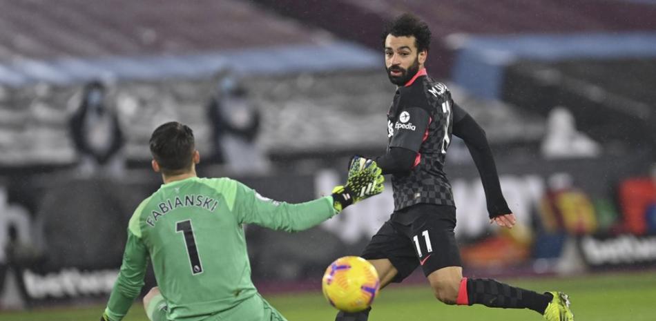 Mohamed Salah busca marcar un gol en la victoria del Liverpool