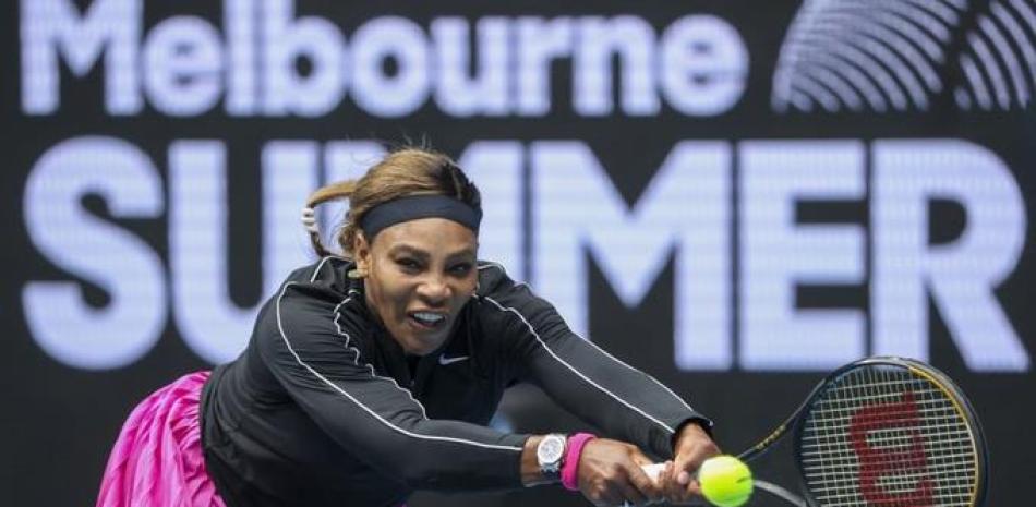 La estadounidense Serena Williams regresa de revés a la australiana Daria Gavrilova durante un torneo de puesta a punto antes del campeonato de tenis del Abierto de Australia en Melbourne, Australia, el lunes 1 de febrero de 2021.