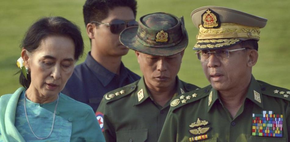 En esta imagen de archivo del 6 de mayo de 2016, la ministra de Exteriores de Myanmar, Aung San Suu Kyi, camina junto al general Min Aung Hlaing, a la derecha, comandante en jefe de las fuerzas armadas del país, en Naipyidó, Myanmar.

Foto: AP/ Aung Shine Oo