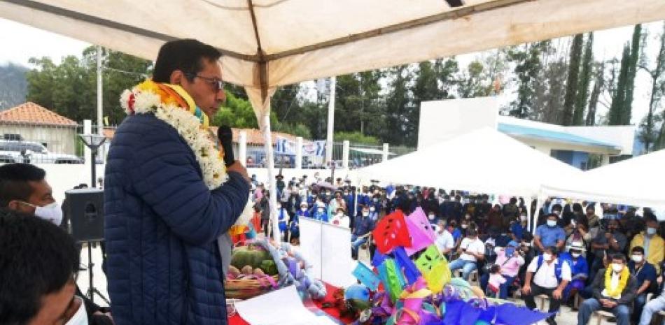 Luis Arce pronunciando un discurso durante la inauguración del año escolar con clases en línea y el apoyo de radio y televisión, en Tarija, en el sur de Bolivia. | AFP