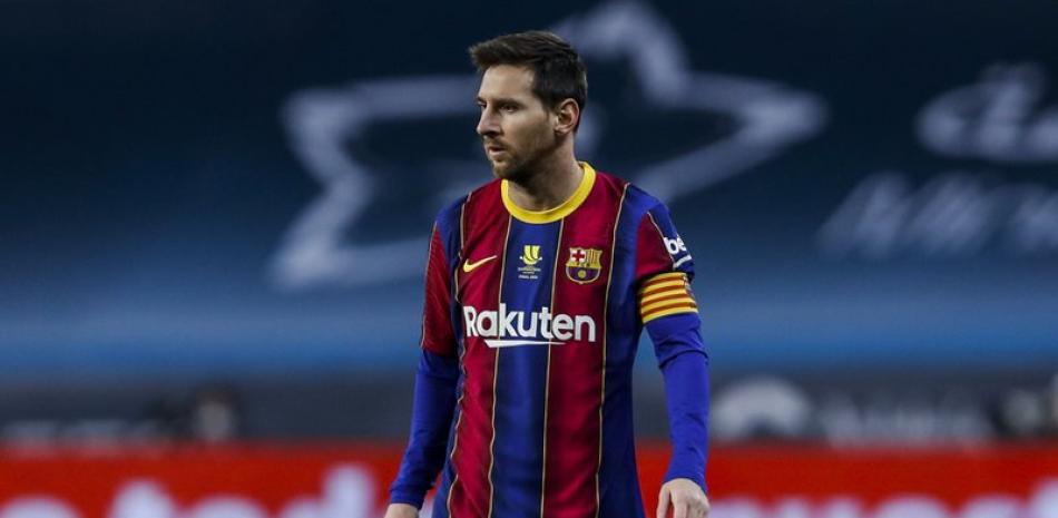 El argentino Lionel Messi, del Barcelona, disputa la final de la Supercopa ante el Athletic de Bilbao, el domingo 17 de enero de 2021.