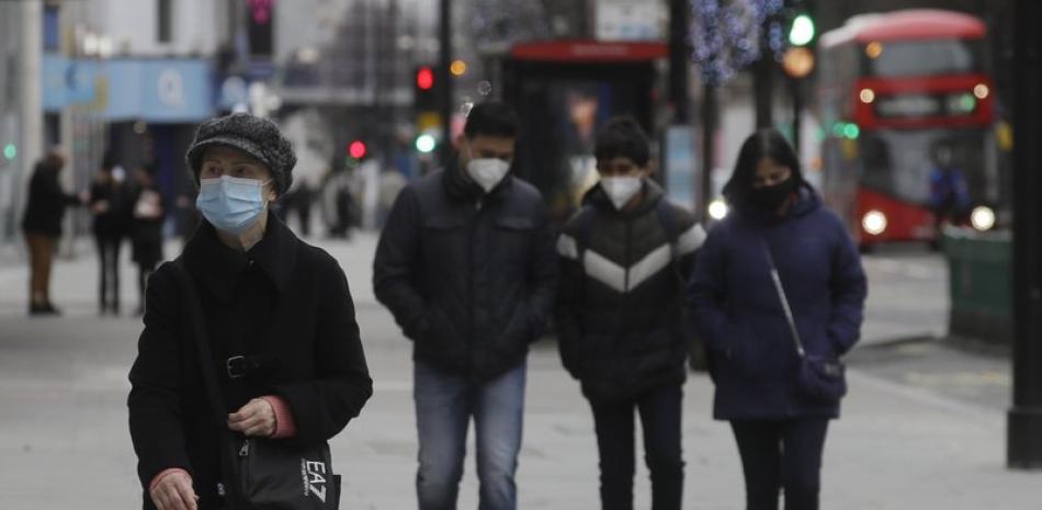 Peatones llevan máscaras al caminar por Oxford Street en Londres el sábado, 26 de diciembre del 2020.

Foto: AP/ Kirsty Wigglesworth