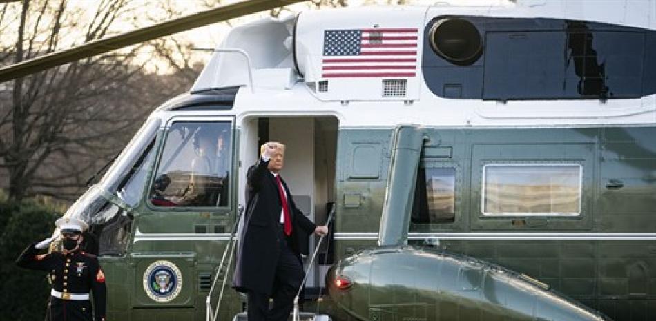 El presidente de los Estados Unidos, Donald Trump, cierra el puño al abordar el Marine One en el jardín sur de la Casa Blanca, en Washington D.C., Estados Unidos, a 20 de enero de 2021. 

Foto: EP 

Foto: AP/ Evan Vucci