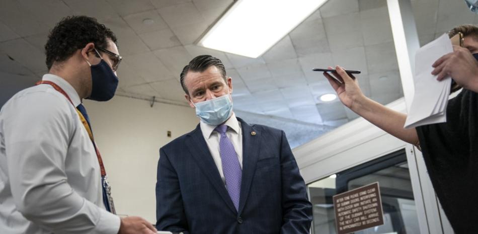 El senador Todd Young (R-IN) habla con los reporteros en su camino a una votación en el Capitolio de los Estados Unidos el 2 de febrero de 2021 en Washington, DC.