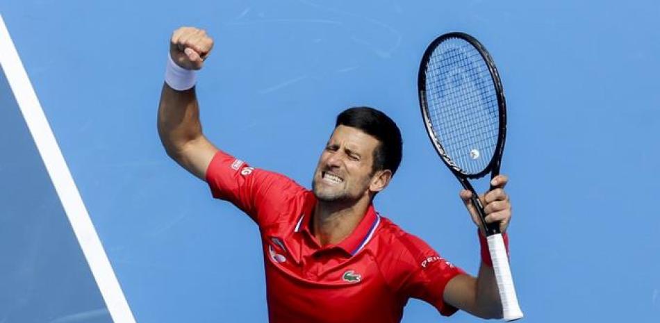 El serbio Novak Djokovic celebra tras vencer al canadiense Denis Shapovalov en su partido de la Copa ATP en Melbourne, Australia, el martes 2 de febrero de 2021.