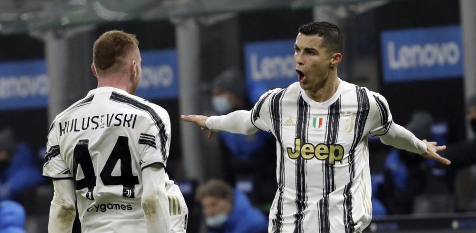 l portugués Cristiano Ronaldo festeja luego de anotar el segundo gol de la Juventus ante el Inter en la ida de la semifinal de la Copa Italia.