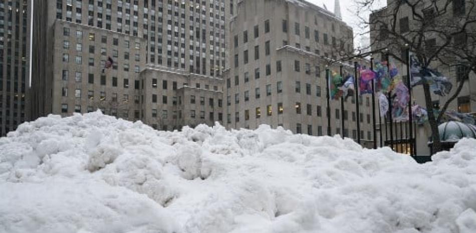 Montículo de nieve se ve en el Rockefeller Center en Nueva York el 2 de febrero de 2021. Una gran tormenta de nieve ha traído el caos a la costa este de los Estados Unidos, cerrando aeropuertos, cerrando escuelas y obligando a posponer las vacunas contra el coronavirus hasta el martes por la mañana en la ciudad de Nueva York se armó de valor para posiblemente una de sus nevadas más intensas. Nueva York declaró un estado de emergencia que restringe los viajes no esenciales, devolvió a todos los niños al aprendizaje remoto y reprogramó la tan esperada vacuna. TIMOTHY A. CLARY / AFP