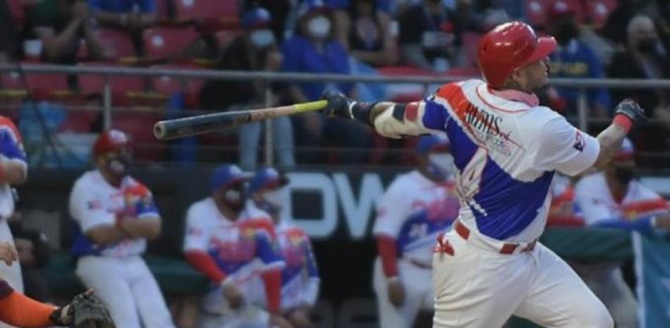 Yadier Molina sigue la dirección de su jonrón decisivo en el triunfo de Puerto Rico anoche.