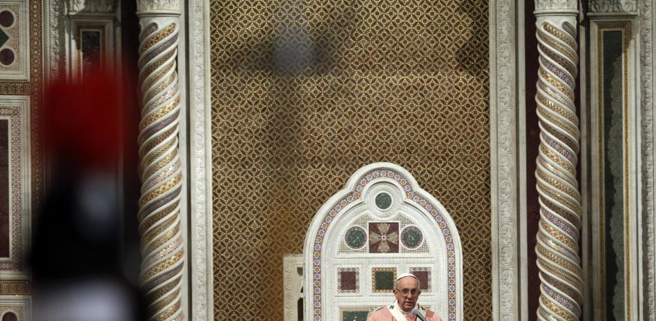 El papa Francisco durante una homilía tras la apertura de la Puerta Santa en la archibasílica de San Juan de Letrán, en Roma, el 13 de diciembre de 2015.

Foto: AP/Gregorio Borgia