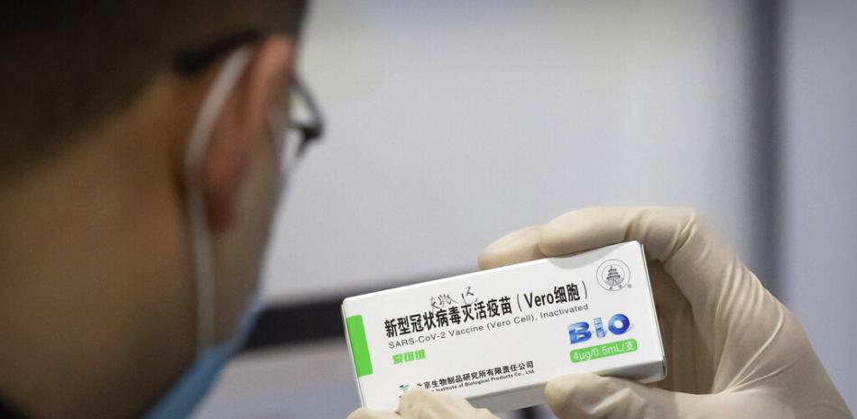 Un trabajador médico muestra la caja de una vacuna contra el coronavirus a un paciente en un centro de vacunación en Beijing, el viernes 15 de marzo de 2021.

Foto: AP/ Mark Schiefelbein