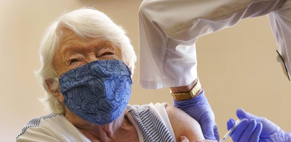 Nathalie Avery, de 90 años, recibe la vacuna contra el COVID-19, el 21 de enero de 2021 en Vero Beach, Florida.

Foto: AP/ Wilfredo Lee