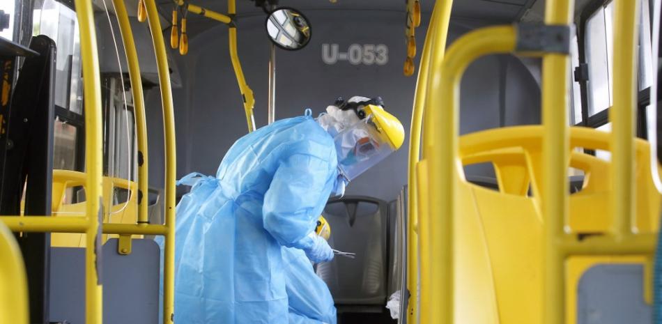 Trabajadores de la salud se ven junto al cadáver de un hombre que falleció con síntomas de Covid-19 a bordo de un autobús de transporte público en Zapopan, estado de Jalisco, México, el 29 de enero de 2021.

ULISES RUIZ / AFP