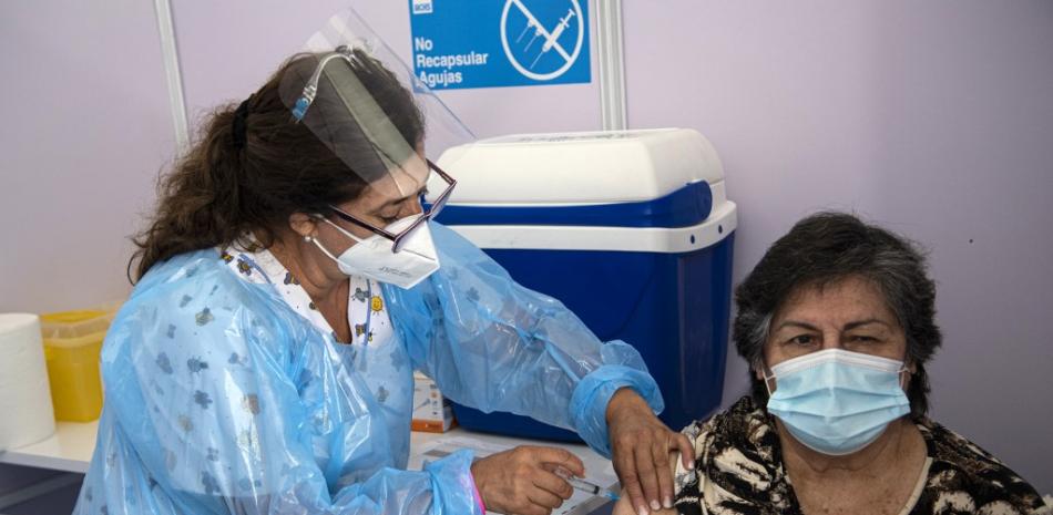 Un trabajador de la salud administra una dosis de la vacuna Sinovac CoronaVac de China a una persona en un centro de vacunación montado en el Estadio Bicentenario en Santiago, Chile. Martín Bernetti / AFP