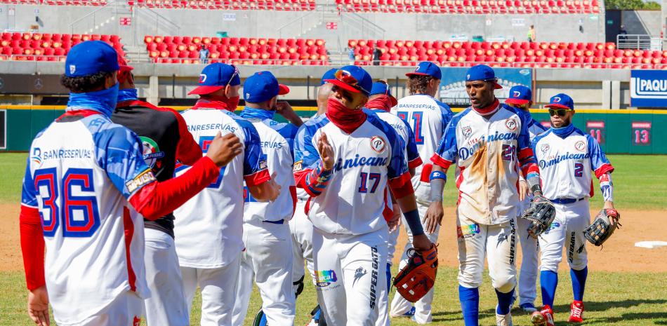 Varios de los jugadores de las Aguilas, de República Dominicana se felicitan luego del triunfo este miércoles ante Venezuela
