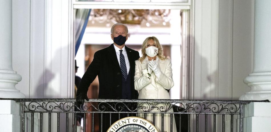 En esta foto de archivo del 20 de enero de 2021, el presidente Joe Biden y la primera dama Jill Biden miran fuegos artificiales desde la Casa Blanca, Washington.

Foto: AP/ Evan Vucci