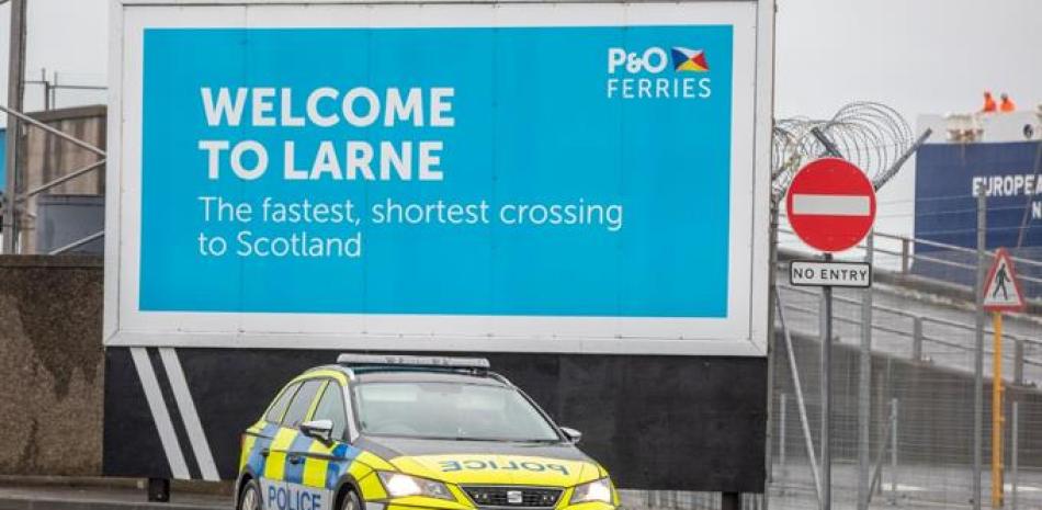 Un vehículo de la policía patrulla en el puerto de Larne en el condado de Antrim, Irlanda del Norte, edespués de que se amenazaran a los trabajadores portuarios que implementaban controles comerciales posteriores al Brexit en Irlanda del Norte.
PABLO FE / AFP