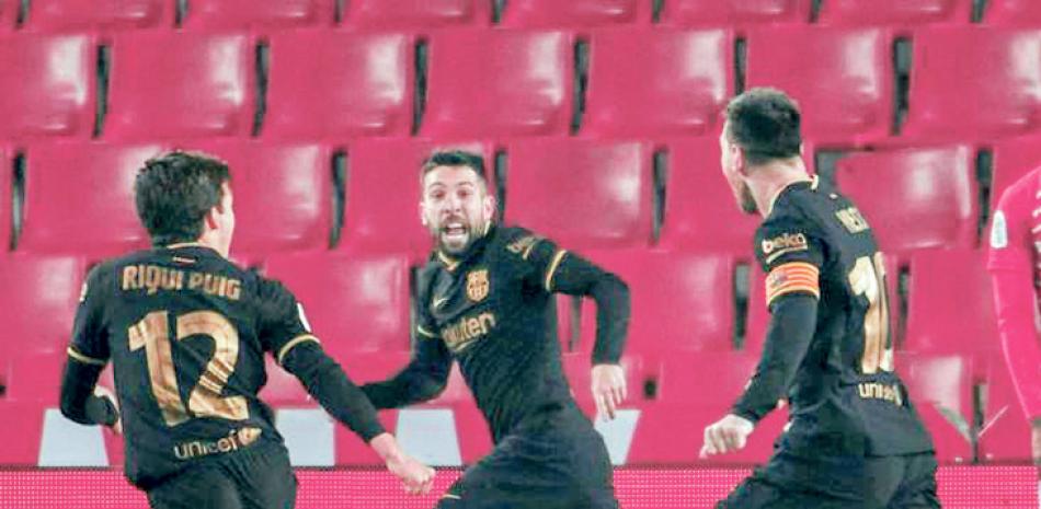 Jordi Alba reacciona tras anotar para el Barcelona.