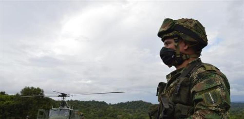 Un soldado junto a un helicóptero en Colombia