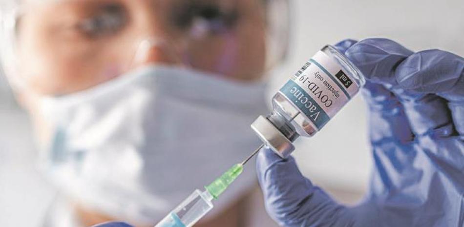 El gobierno ha prometido que las primeras vacunas que lleguen al país serán para inmunizar al personal médico.