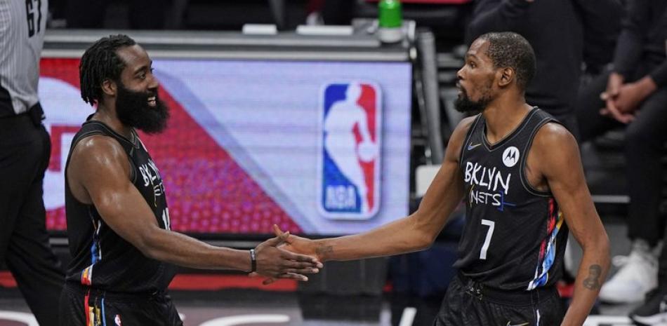 El alero de los Nets de Brooklyn Kevin Durant felicita al base James Harden en el juego ante los Clippers de Los Ángeles. El jueves 4 de febrero del 2021 la NBA le informa a los equipos que está finalizando los planes para realizar el Juego de Estrellas el 7 de marzo en Atlanta.