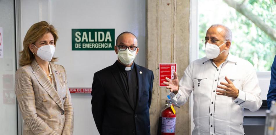 El ministro Plutarco Arias visitó el hospicio de Santiago.