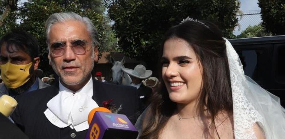 Alejandro Fernández junto a su hija Camila cuando ella contrajo matrimonio en agosto pasado, en el municipio de Zapopan, estado de Jalisco (México). EFE/Francisco Guasco.